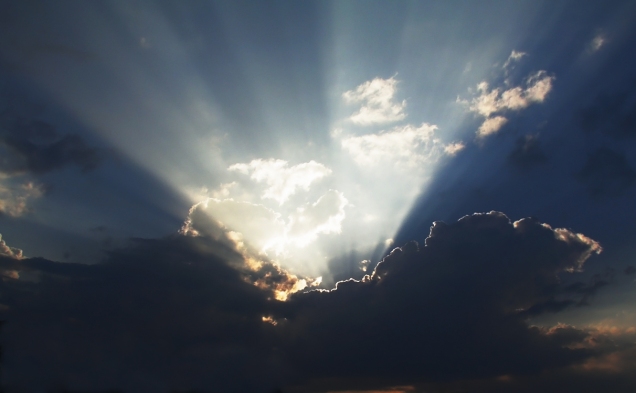 Crepuscular_rays_color